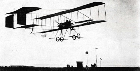 Een Farman-tweedekker landt op het militair oefenplein - waarschijnlijk in 1912 (illustratie in het boek "De Tijd van Toen" met de memoires van prof. Gillain)