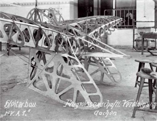 Duitsland: de FVA-1 Schwatze Düvel (Schwarzer Teufel) was het eerste zweefvliegtuig gebouwd door de Flugwissenschaftliche Vereinigung Aachen (Akaflieg Aachen), gesticht in 1920