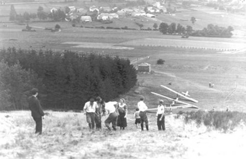 Zweefvliegkamp te Hébronval. Men startte op de top van de heuvel om in het dal te landen.