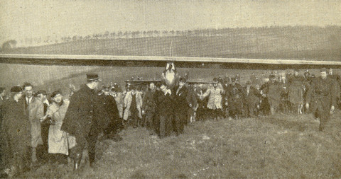 De Leuvense studenten brengen het toestel van Wolf Hirth terug naar de startplaats (23.01.1930, op de Kesselberg te Leuven)