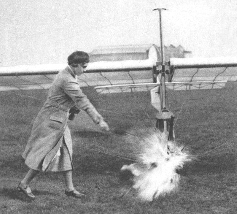 Inhuldiging van de Sabca Junior van VOLCEP door Suzanne Lippens (25.04.1931, vliegveld Evere)