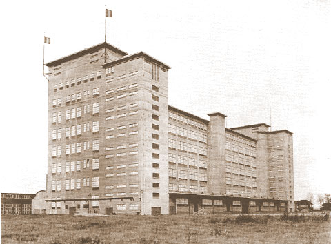 Het hoofdgebouw van de radiofabriek bij oplevering in 1934 (Philips Company Archives)