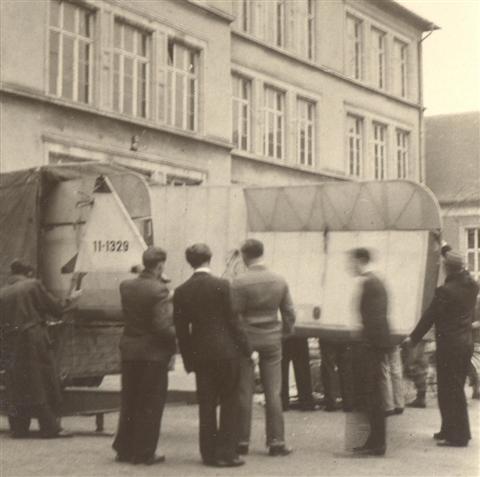 Een paar leden haalden de SG-38 tijdens een tweedaagse reis naar Leuven. Hier: het inladen van het toestel in Luxemburg. (maart 1946)