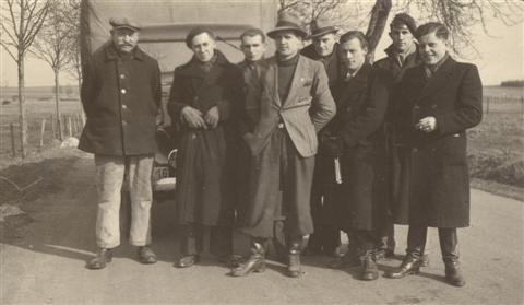 Op de groepsfoto zien we v.l.n.r. Quintens (2de), Sempels (3de), Vranckx (4de), Larmuseau (6de) en Vandermeulen (8ste). (maart 1946)