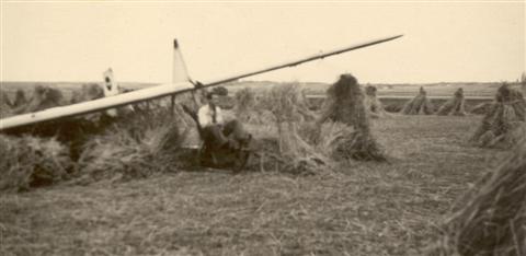 Jan Sevenants geland tussen de korenschoven na zijn eerste bocht. (juli 1946)