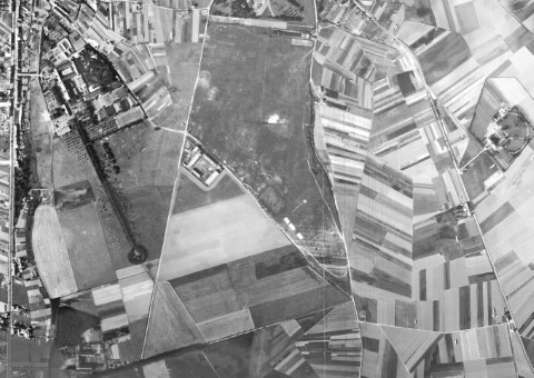 Militair oefenterrein in Heverlee (luchtfoto 1947). In de laagte tegen de Zavelstraat (huidige Milseweg) kwam er in 1936-1937 een overdekte schietstand, die de inwoners van Park den tir noemden. In dezelfde periode bouwde het leger aan het kruispunt van de Hertogstraat met de Kerspelstraat de eerste blokken van de zogenaamde Kleine Vestiging.