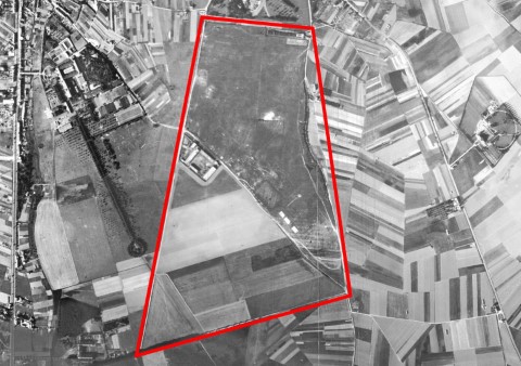 Luchtfoto 1947. Rood omrand: het terrein in Heverlee waarop de Dijlezwaluw vloog. De noordelijke helft is het militair oefenterrein, waar ook al gezweefd werd in de jaren '30. De Dijlezwaluw die een lier had met een kabel van 1000 meter gebruikte echter ook de velden tot de meest zuidelijke punt aan het (toen pas aangelegd) Engels kerkhof. Helemaal links van noord naar zuid: de Naamsesteenweg. Het grote complex links boven is het Heilig Hart Instituut. Links onderaan het klooster van de zusters van De Jacht