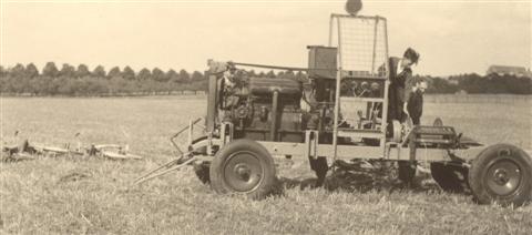 Vranckx was de normale lierman. Als hij vloog, lierden Verbeeck, Van Eylen of Sevenants. De verbinding tussen de lier en de startplaats gebeurde met een witgeverfde schijf van 40 cm doormeter. (foto 1947)