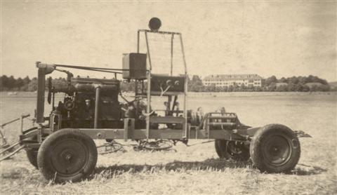 Met de aankoop van een Minerva-motor van 32 PK en een oud chassis van een auto kon de bouw van een moderne lier gestart worden. Onder impuls van "de Frans" Vranckx, die geen moeite spaarde, kreeg de "treuil" (lier) vaste vorm en werd in 1947 het pronkstuk van de club. Men rolde een kleine 1000m kabel uit (het veld was groot genoeg) en kon nu eindelijk oplieren tot een hoogte van 200 m, waardoor het mogelijk werd om een circuit te maken en terug op de startplaats te landen. (foto 1947)