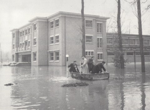 Op 5 maart 1947 steeg het niveau van de Dijle abnormaal hoog als gevolg van een dag en een nacht onverwacht sterke dooi. De Leuvense binnenstad dreigde te overstromen en men beperkte via de sluizen van "De Spuye" het debiet dat de stad binnen mocht. Met de aldus veroorzaakte opstuwing liet men dus bewust de Dijlevallei in Heverlee overstromen, om erger te voorkomen. Het Arenbergkasteel en het Sportinstituut (zie foto) hoorden bij de ergst getroffen gebieden.