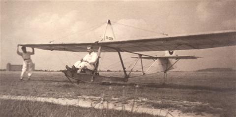 Marcel Sempels op de SG-38. Op de achtergrond de Philips toren. (27.04.1947)