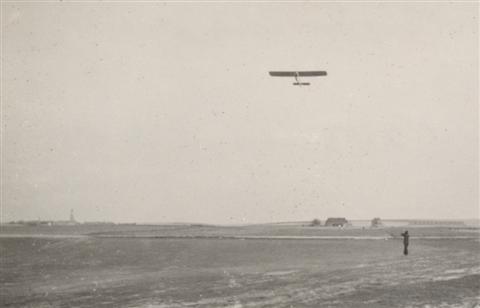 Start met de SG-38. Op de achtergrond de toren van Sint-Camillus in Bierbeek. (27.04.1947)