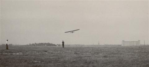 Landing door Jan Sevenants met de SG-38. Op de achtergrond de Philips toren. (27.04.1947)