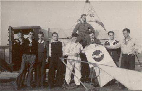 Aankomst op het plein met het Chevrolet vrachtwagentje van de vader van Verbeeck. V.l.n.r.: Pierre Leunis, Rik De Meulder, Marcel Sempels, Rik Verbeeck, Pol Vandermeulen, Albert Verhaegen (op de vrachtwagen), Fernand Van Eylen, Jean Kamers, Jan Sevenants. (27.04.1947)