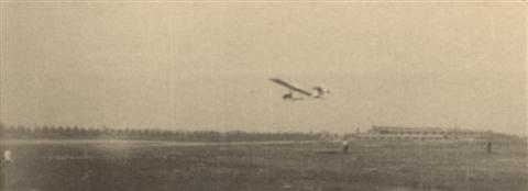 Sinksen weekend in mei: Landing van de SG-38. Op de achtergrond de Calvariedreef van het Heilig Hartinstituut en de barakken van de eerste kazerne (de Kleine Vestiging). (25.05.1947)