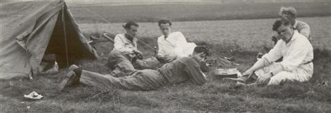Sinksen weekend in mei: Sempels had dat weekend een tent bij om te blijven slapen. (26.05.1947)