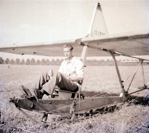 Jan Sevenants op de SG-38. Op de achtergrond de Calvariedreef van het Heilig Hart Instituut. (15.08.1947)