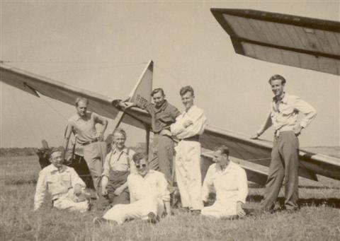 Zomerkamp van de Dijlezwaluw samen met de Antwerpse Zweefclub Meeuw. Groepsfoto van de Dijlezwaluw. V.l.n.r.: Rik Verbeeck, Frans Vranckx, Albert Verhaegen, Pol Vandermeulen, Fernand Van Eylen, Arthur Larmuseau, Marcel Sempels, Jan Sevenants. (16.08.1947)