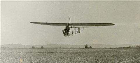 Landing van dezelfde vlucht. Jos Verbinnen had een minister bij en een cameraman om de vlucht te filmen. Vooraf kreeg Sevenants zijn instructies: "Jan, maak een goeie landing hé!" Op de achtergrond de heuvels achter de Tiensesteenweg. (17.08.1947)