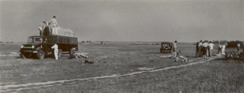 Alles wordt op de Bedford camion geladen. (17.08.1947)