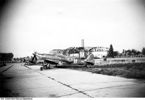 De vliegbasis Beauvechain. De hangars waren na de oorlog nog altijd niet heropgebouwd — zelfs de Spitfires stonden nog in open lucht. (foto: 1948)