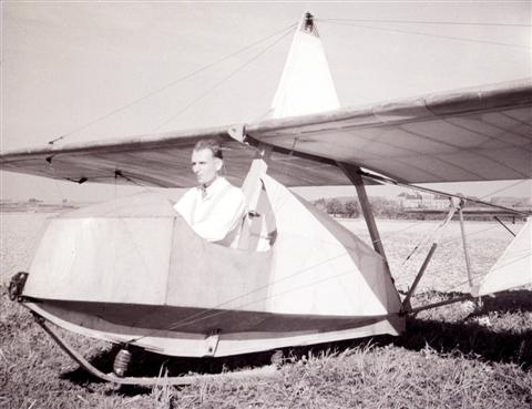 Marcel Sempels in de SG-38 met gesloten cockpit. Op de achtergrond het Sint-Albertuscollege (Salco). (02.10.1948)