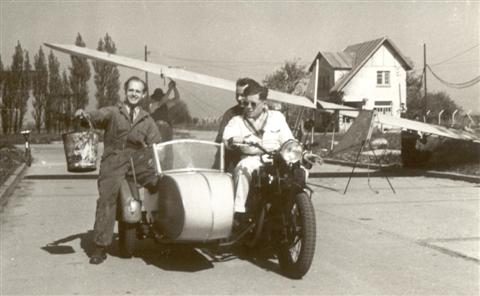 De Dijlezwaluw in Bevekom (Beauvechain). Pol Vandermeulen op zijn moto, Frans Vranckx (met emmer), Fernand Van Eylen achterop. Achter hen de SG-38 met twee andere clubleden onder de vleugels. (1949)