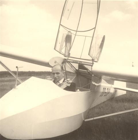 Marcel Sempels ging occasioneel nog wel eens de lucht in met een zwever. Op tweezitter met een instructeur vanachter was dat geen probleem. Hier hebben we een foto van hem, gemaakt in 1961 in Saint-Hubert in een Lerche. Hij bracht toen een bezoek aan het vliegveld van Saint-Hubert samen met zijn oude makkers Sevenants en Van Eylen.