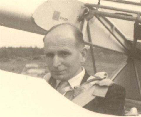 Marcel Sempels ging occasioneel nog wel eens de lucht in met een zwever. Op tweezitter met een instructeur vanachter was dat geen probleem. Hier hebben we een foto van hem, gemaakt in 1961 in Saint-Hubert in een Lerche. Hij bracht toen een bezoek aan het vliegveld van Saint-Hubert samen met zijn oude makkers Sevenants en Van Eylen.