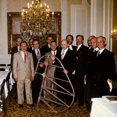 Kasteel van Wezemaal in 1978. Groepsfoto vrienden van de Dijlezwaluw met richtingsroer van de Emouchet. v.l.n.r.: Pierre Leunis (achteraan), Pol Vandermeulen, Rik De Meulder (achteraan), Rik Verbeeck, Fernand Van Eylen, Arthur Larmuseau, Frans Vranckx, Jean Kamers (achteraan), Jan Sevenants, Jos Verbinnen (achteraan), Marcel Sempels, Miel Wolfs (zoon van Charel Wolfs)