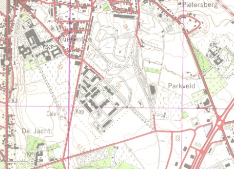 Militair oefenterrein in Heverlee. Het net van betonbanen in gesloten circuit (waarop later talloze miliciens hun rijbewijs hebben gehaald) dateert van 1952. De schaatsbaan aan de oostelijke rand werd gebouwd in 1981. De Hertogstraat is nog niet doorgetrokken. (stafkaart 1982)