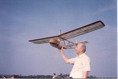 Jan Sevenants met zijn model van de SG-38 op schaal 1:5, Augustus 1991, modelvliegterrein Haasrode