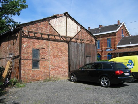 De lier werd gebouwd en gestald bij Romain, een garagist tegenover het station van Heverlee. De man was zo vriendelijk om zijn gereedschap en lasapparatuur ter beschikking te stellen, maar Vranckx verbruikte zo veel materiaal dat de garagist er bijna aan failliet ging! (foto: 2010)