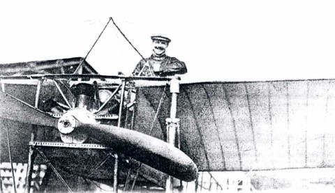 Jan Olieslagers in zijn Bleriot, die hij bij de algemene mobilisatie ter beschikking stelde van de Koning. (1914)