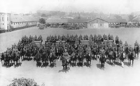 Het Regiment van de Rijdende Artillerie in de kazerne Sint-Maartensdal, klaar voor het vertrek naar het oefenplein.
